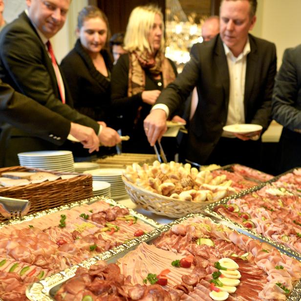 Mitglieder des Landwirtschaftsausschusses während einer Sitzungspause anlässlich einer "Schinken-, Speck- und Wurstjause" im Parlament in Wien. 