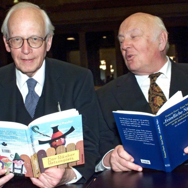 Im Jahr 2000 gewann Ernst Nolte, hier links im Bild mit Kinderbuchautor Ottfried Preußler, den Konrad Adenauer Preis.