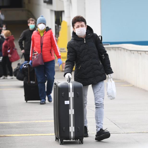 Sie hatten Glück und kamen per Flugzeug zum Patienten, andere Pflegerinnen sitzen in Rumänien oder Bulgarien fest - ohne Einkommen