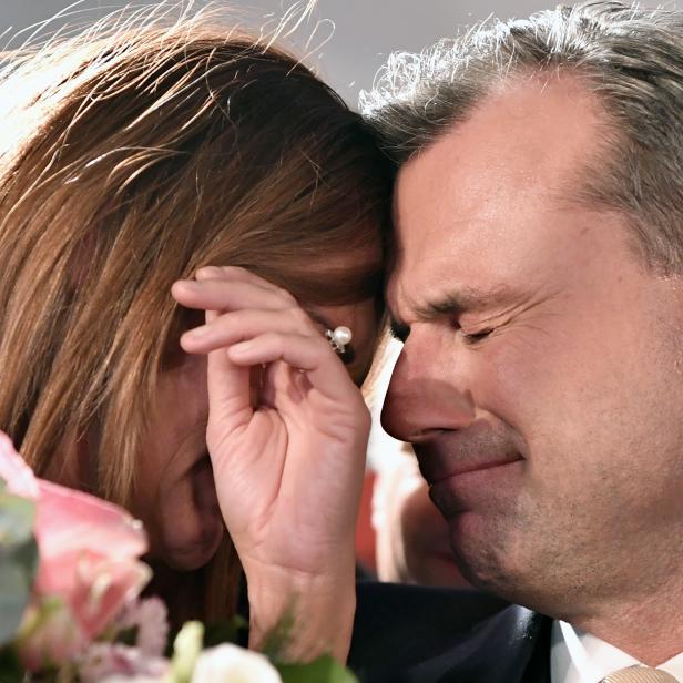 Norbert Hofer mit Ehefrau Verena am Wahlabend. Ein paar prominente Unterstützer hätten im Wahlkampf vielleicht geholfen.