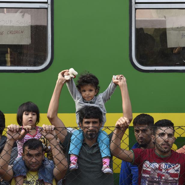 Flüchtlinge in Ungarn: Die ungarische Polizei hat den Bahnhof in Bicske abgeriegelt