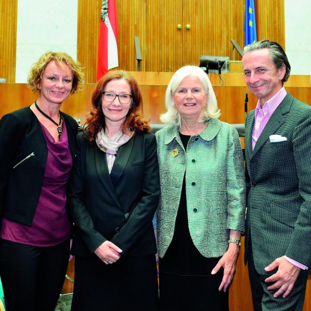 Eva Linsinger (ganz links), Elfriede Hammerl (zweite von rechts) und Christian Rainer (ganz rechts) gratulierten Preisträgerin Edith Meinhart (zweite von links)