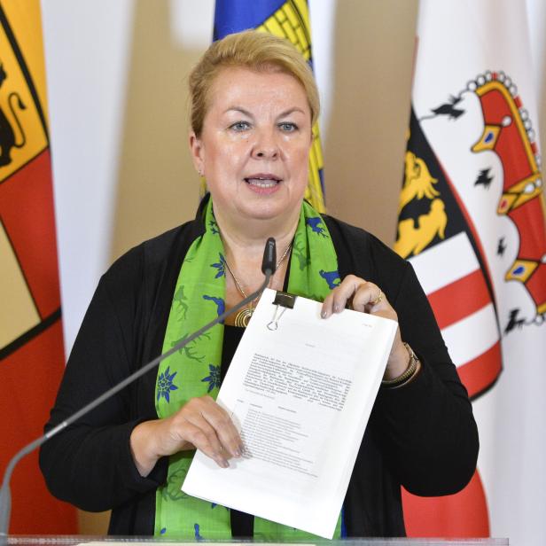 Sozialministerin Beate Kartinger-Klein (FPÖ) stellt die Pläne zur Sozialversicherungsreform vor