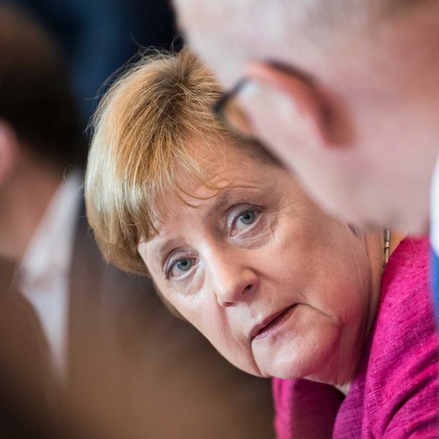 Bundeskanzlerin Angela Merkel (l, CDU) und Volker Kauder, Vorsitzender der CDU/CSU-Bundestagsfraktion