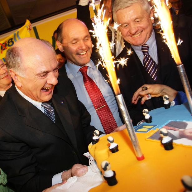 Eine Torte für Erwin Pröll. ÖVP-Wahlparty am 9. März 2008 in St. Pölten.