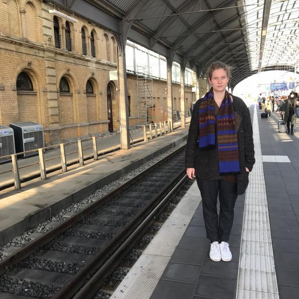 profil-Mitarbeiterin Christina Feist am Bahnhof in Halle