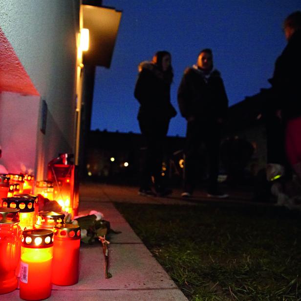 TRAUER UND WUT: Familienfreunde und Einwohner aus Steyr versammeln sich vor dem Haus von Michelle F.