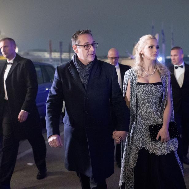 Vizekanzler Heinz-Christian Strache (FPÖ) mit seiner Ehefrau Philippa anlässlich des Wiener Akademikerballs in Wien