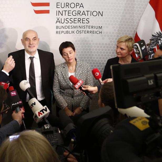 Eine Bild aus dem Dezember 2015: Ednan Aslan (zweiter von links) mit Außenminister Sebastian Kurz und den SP-Stadträtinnen Sonja Wehsely (Jugend) und Sandra Frauenberger (Integration und Bildung)