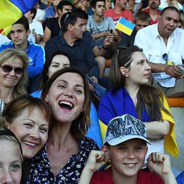 Ukrainische Fans beim Training ihrer Mannschaft in Aix-en-Provence