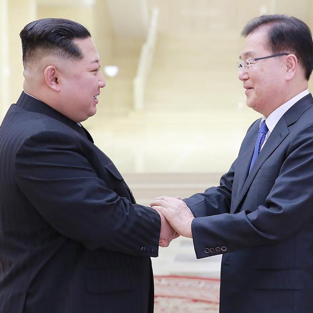 Nordkoreas Machthaber Kim Jong-un und  Südkoreas nationaler Sicherheitsberater Chung Eui-yong