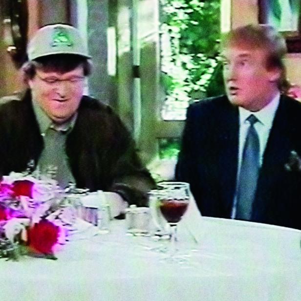 Hauptdarsteller-Duo: Donald Trump und Michael Moore - im Bild rechts oben bei einem Zusammentreffen in den 1990er-Jahren.