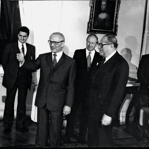 ERICH HONECKER BEI BRUNO KREISKY: Der erste Staatsbesuch im Westen führte den DDR-Chef im November 1980 nach Wien.
