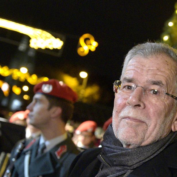 Bundespräsidentschaftskandidat Alexander Van der Bellen am Wiener Rathausplatz im Rahmen der Illuminierung des Weihnachtsbaumes. 