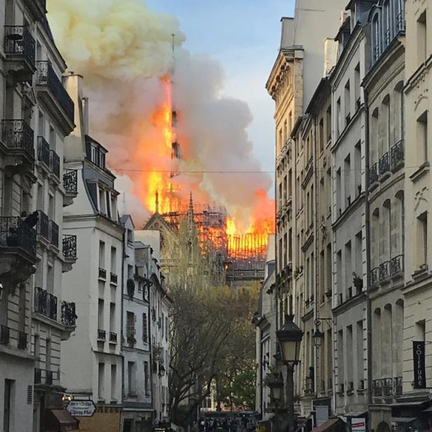 Die weltberühmte Kathedrale Notre Dame in Paris steht in Flammen