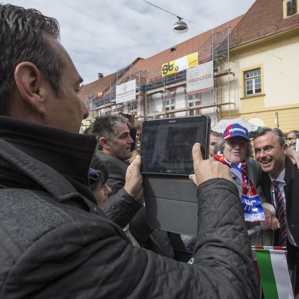 Bundesparteiobmann Heinz Christian Strache (links) macht ein Foto von FPÖ Präsidentschaftskandidat Norbert Hofer.