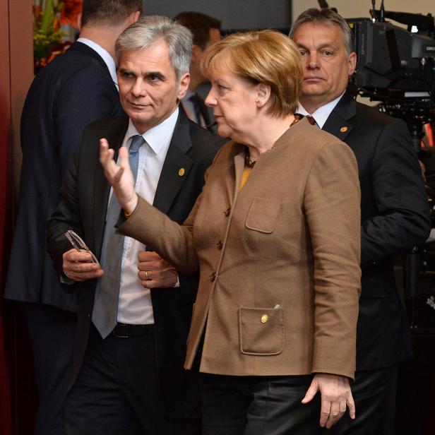 Bundeskanzler Werner Faymann im Gespräch mit Deutschlands Bundeskanzlerin Angela Merkel vor Beginn des EU-Gipfels der Staats- und Regierungschefs am Donnerstag, 18. Februar 2016, in Brüssel. 