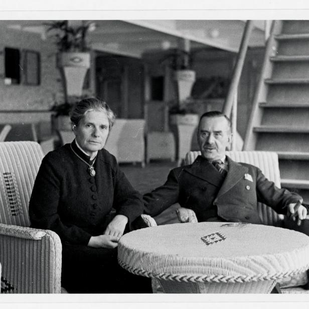 Katja und Thomas Mann auf dem Schiff nach New York, 1937. Mann rief eine Rettungsaktion ins Leben, um Künstlerkollegen aus Europa herauszuholen.