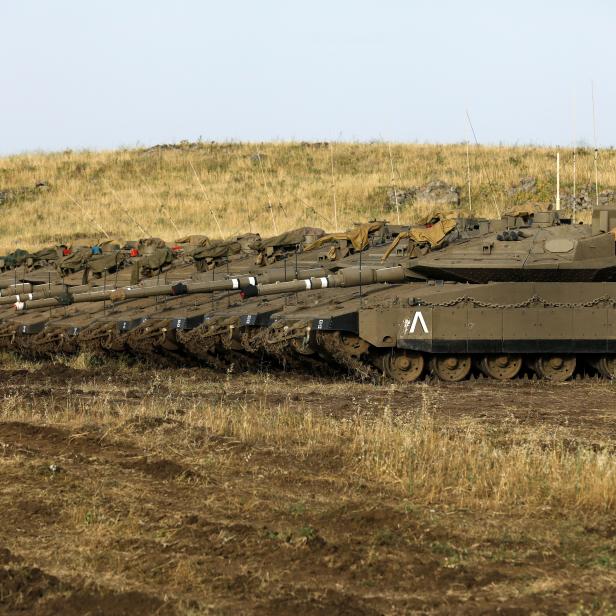 Golanhöhen: Israelische Soldaten neben einem Panzer