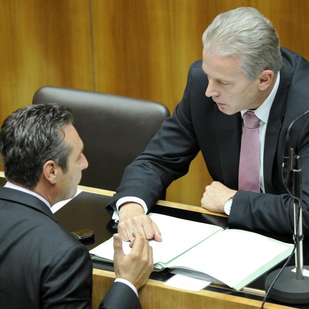 Heinz-Christian Strache (links) und Reinhold Mitterlehner im Rahmen einer Sitzung des Nationalrates im Parlament 2011.