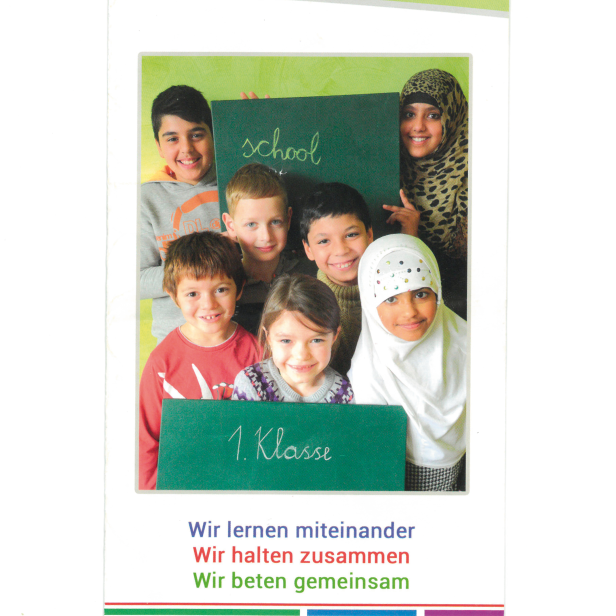 "1. Klasse“: Der Folder mit Kopftuchmädchen als Werbeträger lag
für Tausende Gläubige gut sichtbar auf.