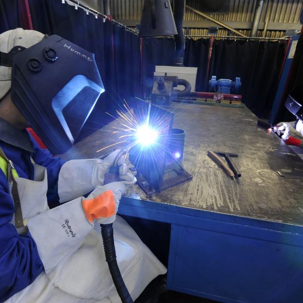 Lehrlinge bei der Ausbildung in der voestalpine