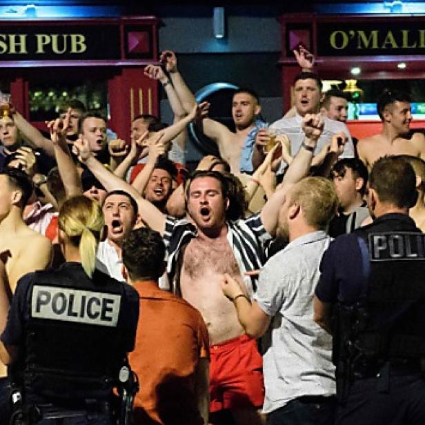 Englische Fans mit dem Rückenwind des Alkohols