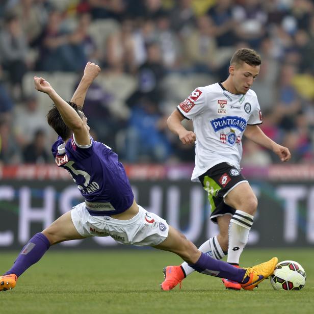 Der Spagat: James Holland (l./Austria Wien) gegen Donis Avdijaj (Sturm Graz)