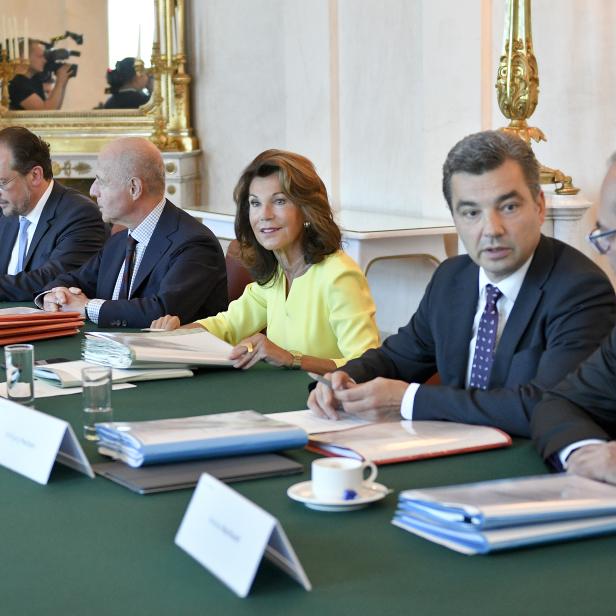 Wirtschaftsministerin Elisabeth Udolf-Strobl, Außenminister Alexander Schallenberg, Justitzminister Clemens Jabloner, Bundeskanzlerin Brigitte Bierlein, Innenminister Wolfgang Peschorn und Infrastrukturminister Andreas Reichhardt