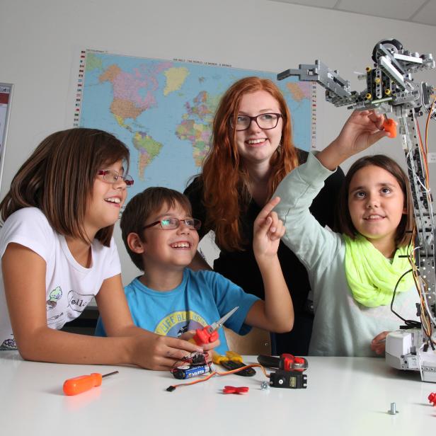 In der „Langen Nacht der Technik“ am 8. Oktober 2015 im TGM können junge Besucher den Spaß an der Technik entdecken. Nerea, Jhulivan und Desirée (v.l.n.r.) bauen einen Roboter, Lisamarie Schuster vom Practical Robotics Institute Austria erklärt, wie es ge