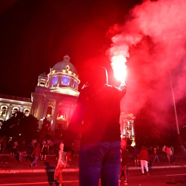 Sturm auf Parlamentsgebäude in Belgrad