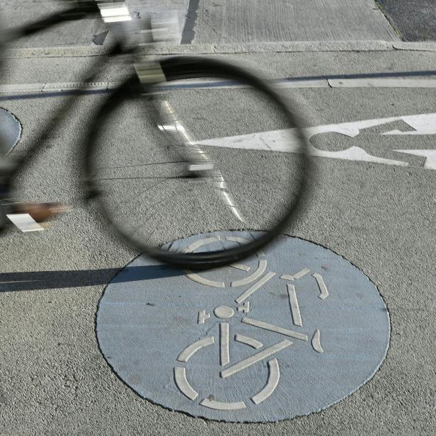 THEMENBILD: RAD / FAHRRAD / RADWEGE / VERKEHR