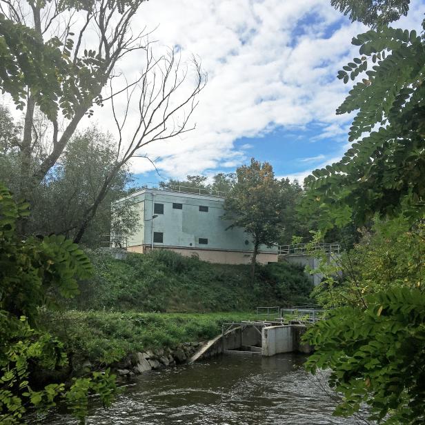 Hier kommt das Abwasser in den Fluss. Die Rolle eines Sachverständigen sorgt für Aufregung.