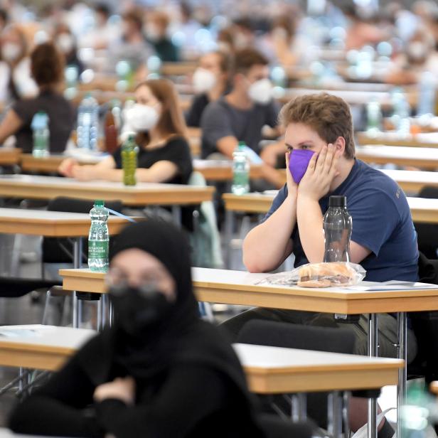 Studienanwärter:innen vor Beginn von Aufnahmetests für die Medizinischen Universitäten