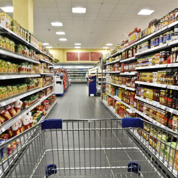 Einkaufswagen im Supermarkt