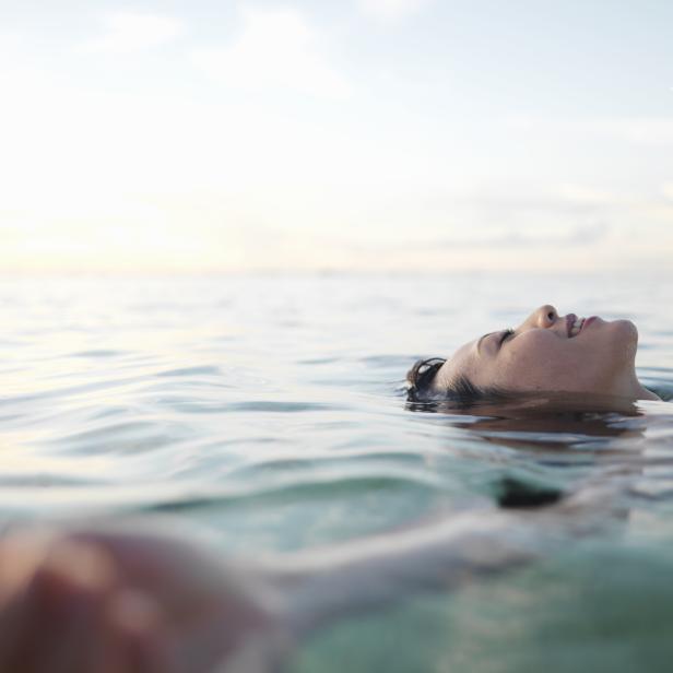 Eine Frau schwimmt im Meer.