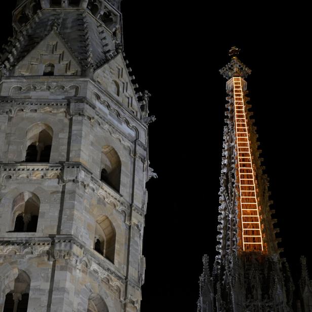 Seit Ostern 2021 leuchtet die Leiter am Steffl, ab Herbst ist sie in Münster zu sehen.