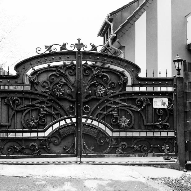 DIE FESTUNG: Ein blicksicherer Zaun, ein Eisentor. Hier verschanzt sich Familie Z. vor den Kameras der Journalisten.