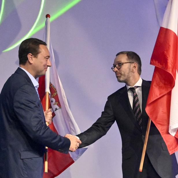 Manfred Haimbuchner und Herbert Kickl beim Wahlkampfauftakt der FPÖ-OÖ in Wels.