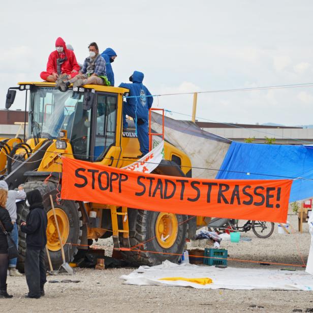 Aktivistinnen und Aktivisten besetzen einen Bagger im Rahmen der Proteste gegen die Stadtstraße und den Lobautunnel.