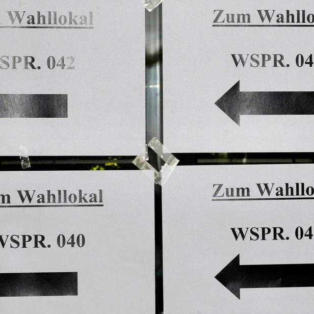  Schilder "Zum Wahllokal" im Rahmen der Landtagswahl in Oberösterreich, am Sonntag 26. September 2021 in Linz.