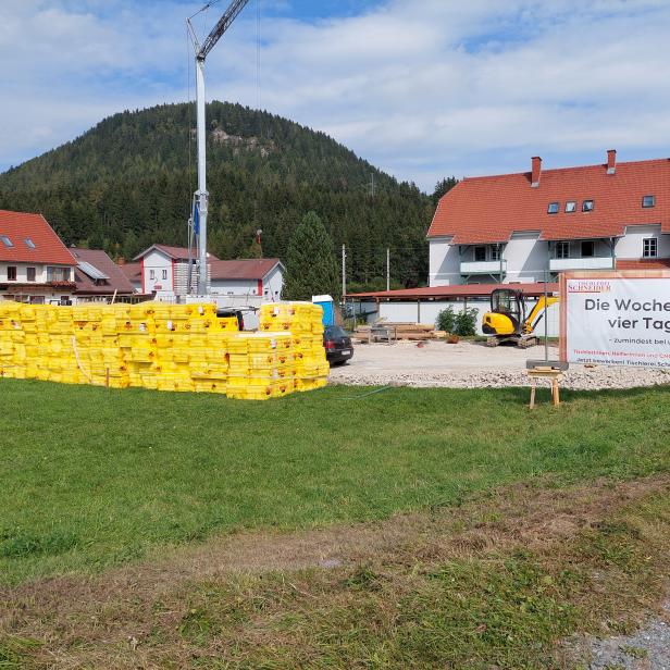 Auf Schildern wird quer durchs Land nach Mitarbeitern gesucht