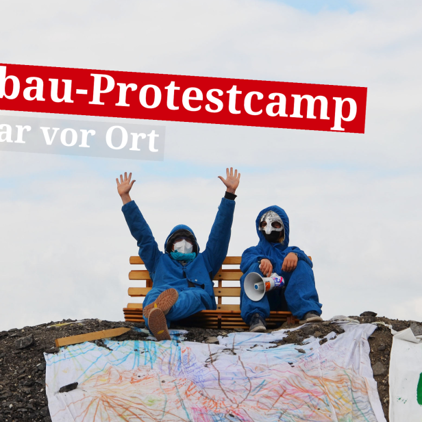 Aktivistinnen protestieren in der Lobau gegen den Bau der Stadtstraße.