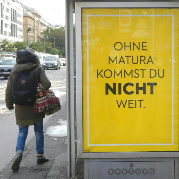 Ein Fußgänger passiert eine Plakatkampagne &quot;Ohne Matura kommst du nicht weit&quot; vom Lebensmittelkonzern Billa, aufgenommen am Mittwoch, 13. Oktober 2021 in Wien.