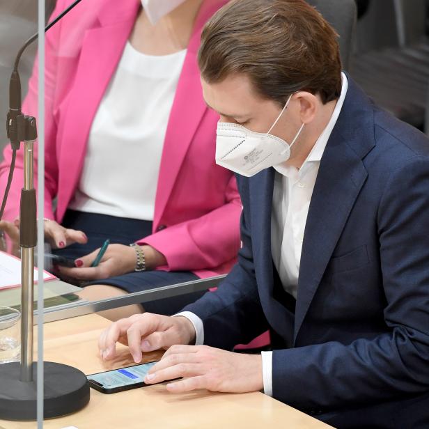 Ex-Bundeskanzler Sebastian Kurz (ÖVP) und Kanzleramtsministerin Karoline Edtstadler (ÖVP) am Handy