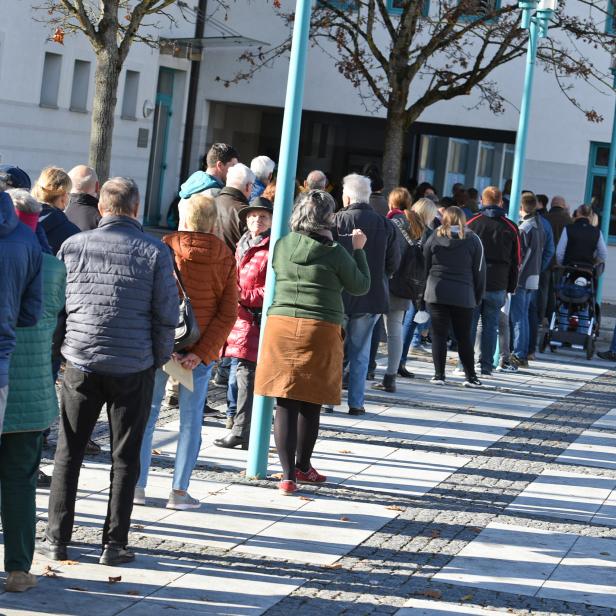 Zahlreiche Menschen warten am 7. November auf die Möglichkeit einer Impfung gegen das Coronavirus in Seewalchen, Oberösterreich. Der Polizei graut bei der Vorstellung, aus der Masse an Geimpften die Ungeimpften herausfischen zu müssen.