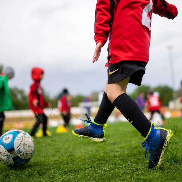 Kinder beim Fußballspielen.