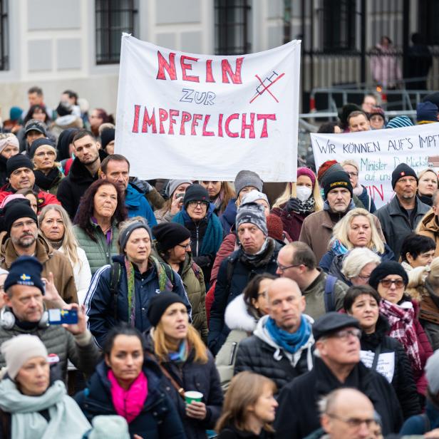 Die Februar angekündigte Impfpflicht wirft mehr Fragen auf, als die Regierung beantwortet.