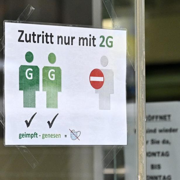 Ein Schild zeigt 2G-Zutrittsbeschränkungen an.