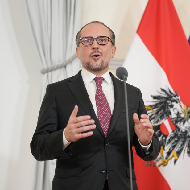 Alexander Schallenberg als scheidender Kanzler bei der Amtsübergabe an Karl Nehammer im Jahr 2021 